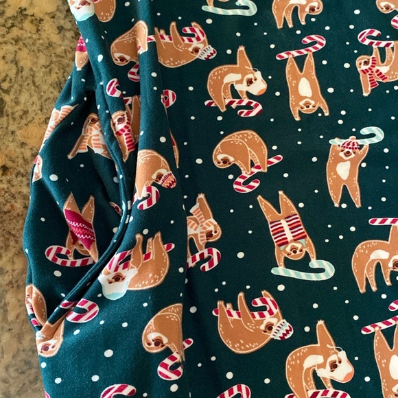 JOCKEY (XL) Sleep or Loungewear Top Dark Green+Tan Sloths w/Peppermint Canes NWT - Picture 9 of 13